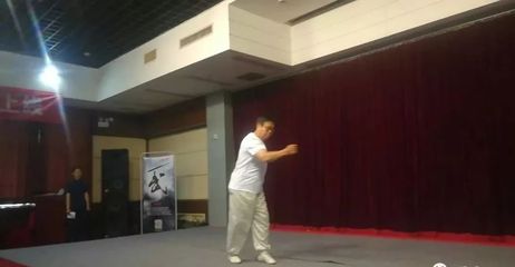 愛武中國武術(shù)產(chǎn)業(yè)化論壇暨產(chǎn)品發(fā)布招商大會(huì)隆重召開，共繪武術(shù)發(fā)展新藍(lán)圖